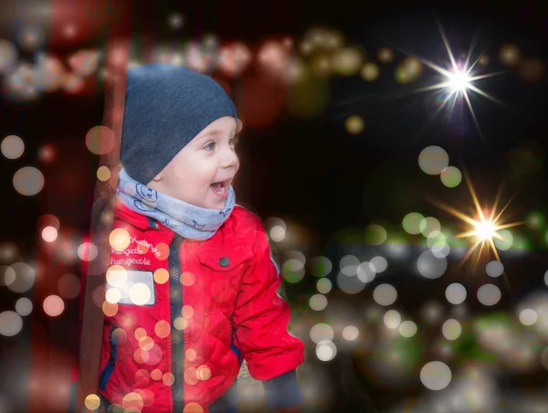 El niño es feliz, emociones brillantes, camina por el parque . Imágenes De Stock Sin Royalties Gratis