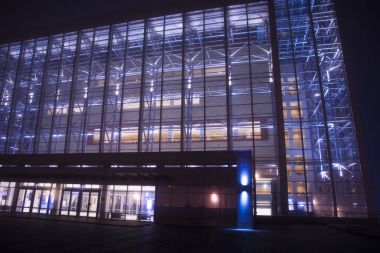 Dumanlı gecede binalar