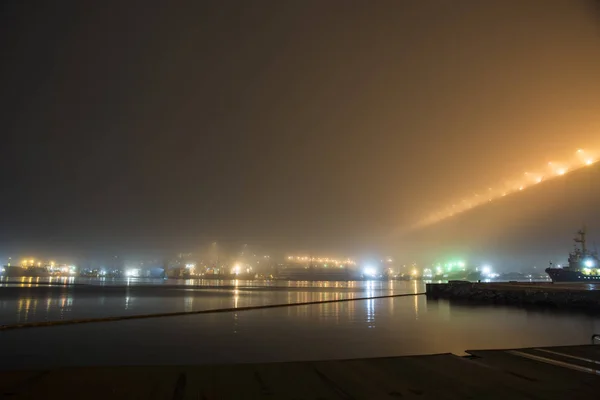 Brücke im Nebel, über der Bucht. — Stockfoto