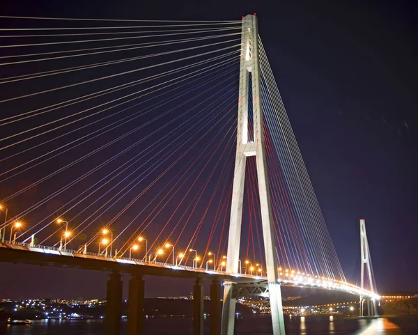 Красивые огни ночного города. высокий мост через бухту, натянутый на пилонах . — стоковое фото