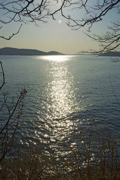 De schittering van de zon op het water mooie golven — Stockfoto