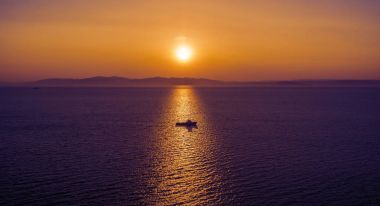 dolu deniz deniz feneri deniz plaj çizgisinin ortasındaki yolu geçer 