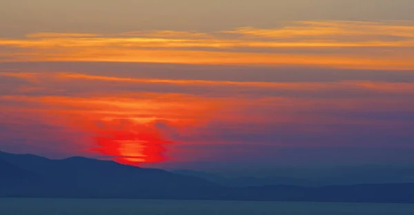 Belo pôr-do-sol ardente sobre o mar — Fotografia de Stock
