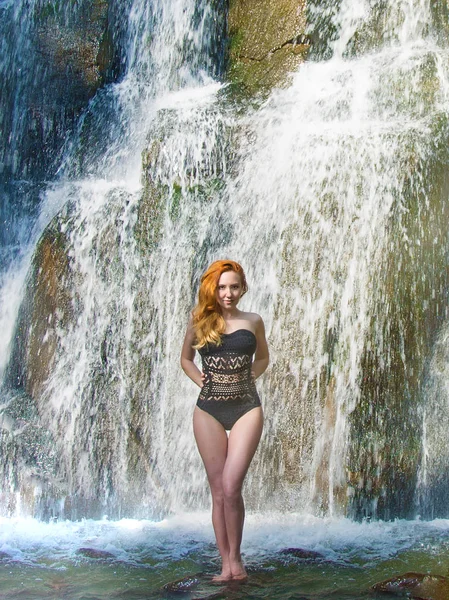 Menina bonita posando em uma cachoeira alta, menina ruiva absolutamente deserta em uma cachoeira . — Fotografia de Stock