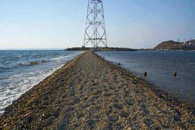 dolu deniz deniz feneri deniz plaj çizgisinin ortasındaki yolu geçer 