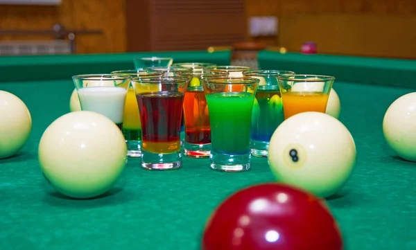 Sobre una mesa de billar con copas de color de alcohol . —  Fotos de Stock