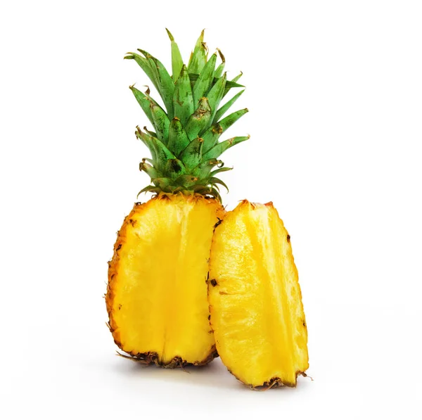 Rijpe ananas op witte achtergrond, ananas op geïsoleerde achtergrond — Stockfoto