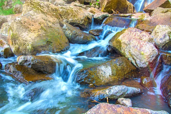 Água corre para a floresta, pequenas corredeiras de grandes cachoeiras, Taiga . — Fotografia de Stock