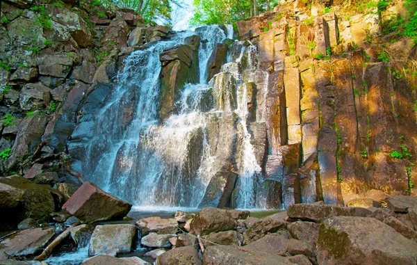 Bela cachoeira floresta. na encosta pedregosa corre cachoeira floresta tempestuosa . — Fotografia de Stock