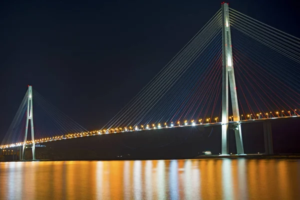 Beautiful night city lights. high bridge across the Bay stretched on pylons. — Stock Photo, Image