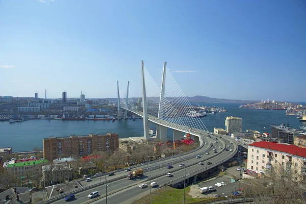 Le pont traversant la baie, dans la ville portuaire. journée ensoleillée et verdure florissante — Photo