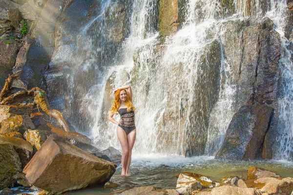 Piękna Dziewczyna Pozuje Wysokim Wodospadem Całkowicie Opuszczony Ruda Dziewczyna Wodospad — Zdjęcie stockowe
