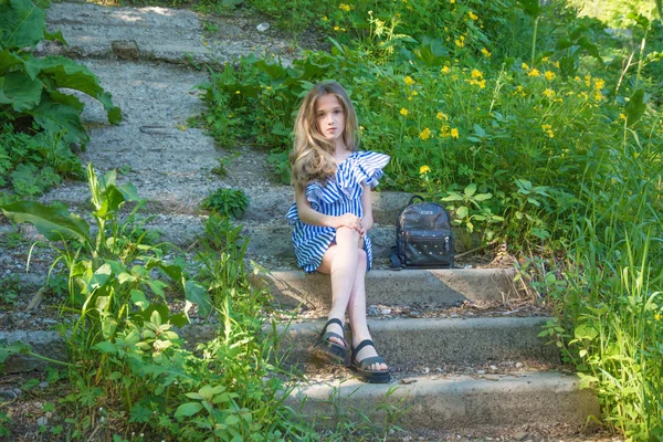 Όμορφη Κοπέλα Που Κάθεται Στις Σκάλες Στο Πάρκο Λουλούδι Νέων — Φωτογραφία Αρχείου