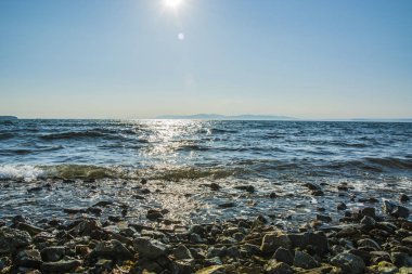 denizin dalgaları güneşli yamalar kıyısında güneşin battığı