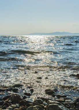 denizin dalgaları güneşli yamalar kıyısında güneşin battığı