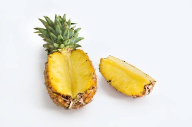 Olgun ananas ananas izole arka plan üzerinde beyaz arka plan üzerinde