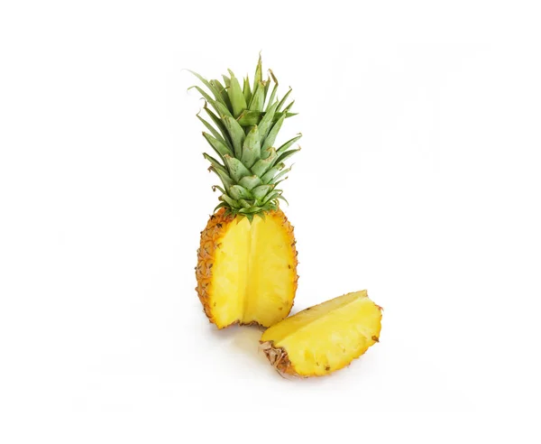 Reife Ananas auf weißem Hintergrund, Ananas auf isoliertem Hintergrund — Stockfoto