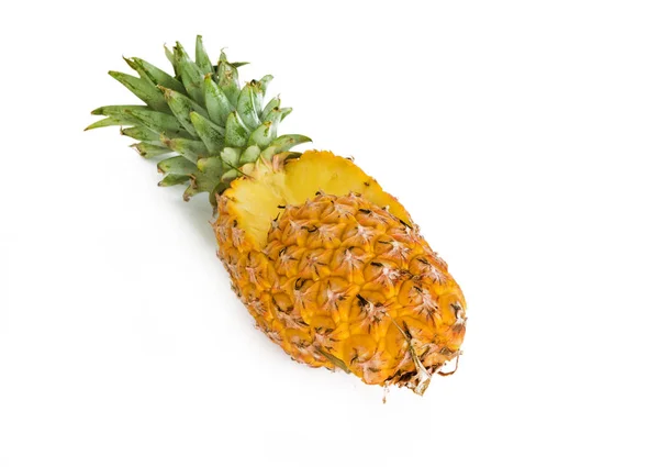 Rijpe ananas op witte achtergrond, ananas op geïsoleerde achtergrond — Stockfoto