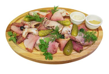 et dilimleri salatalık ile. ahşap yüzey üzerinde. izole arka plan üzerinde