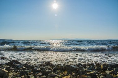 denizin dalgaları güneşli yamalar kıyısında güneşin battığı