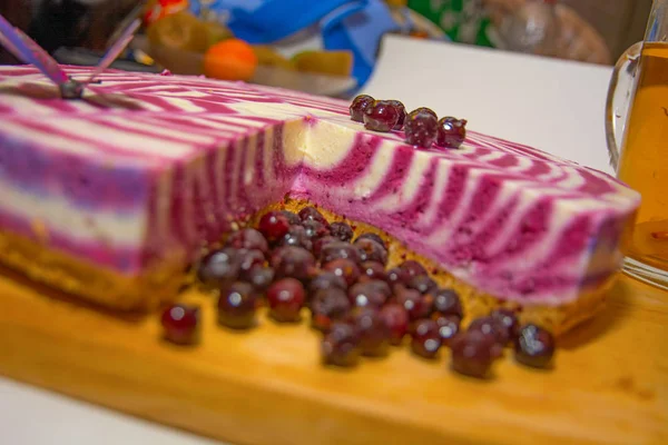 Beau gâteau lumineux aux groseilles, blanc avec gâteau violet orné de baies , — Photo