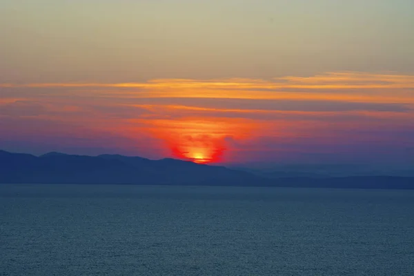 Hermosa puesta de sol ardiente sobre el mar — Foto de Stock