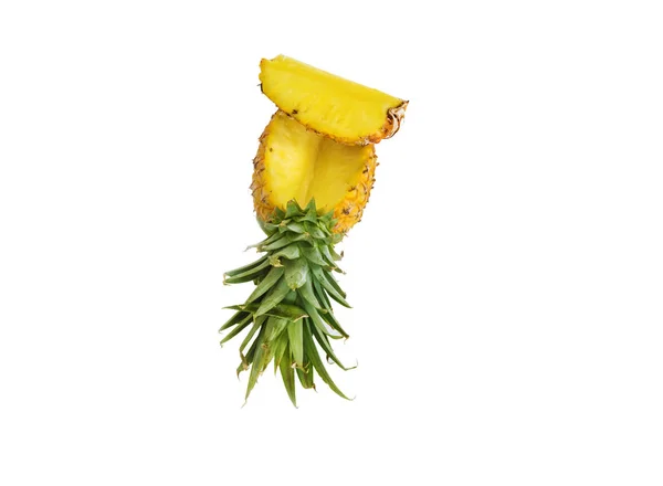 Rijpe ananas op witte achtergrond, ananas op geïsoleerde achtergrond — Stockfoto