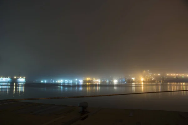 Γέφυρα στην ομίχλη, πάνω από τον κόλπο. — Φωτογραφία Αρχείου