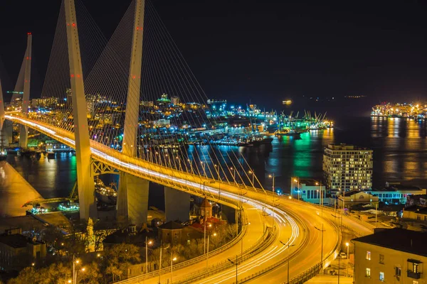 Widok miasta w nocy, most Bay w nocy, pełne jasne światła. — Zdjęcie stockowe