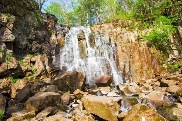 Bela cachoeira floresta. na encosta pedregosa corre cachoeira floresta tempestuosa . — Fotografia de Stock