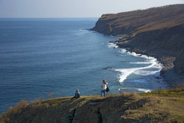 Denizden yüksek cliff, uçurumun denizin çoğu sıçramasına dalgalar ve taşlar iner.