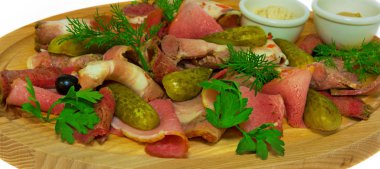 et dilimleri salatalık ile. ahşap yüzey üzerinde. izole arka plan üzerinde