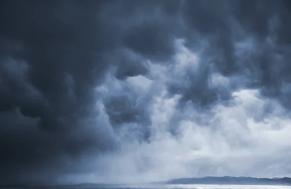 Dunkle Gewitterwolken über dem Meer. — Stockfoto