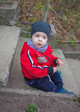 küçük çocuk bebek gülümsüyor merdiven basamaklarında oturan ve üzerinde çalış bir .