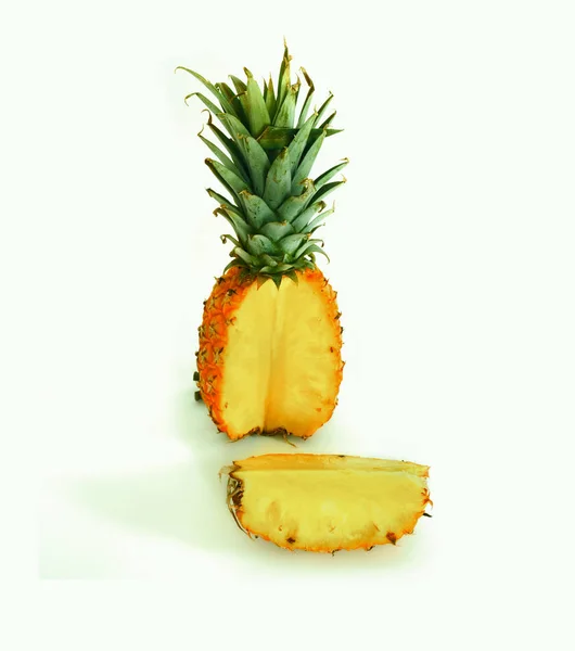 Rijpe ananas op witte achtergrond, ananas op geïsoleerde achtergrond. stylizen — Stockfoto