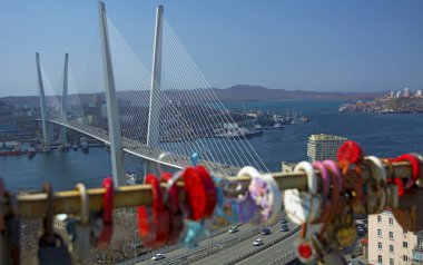 Körfezde liman kenti köprüden. güneşli gün ve yeşilliklerle Bayındır