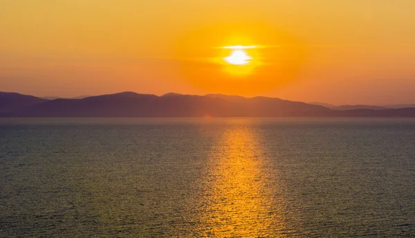 Hermosa puesta de sol ardiente sobre el mar — Foto de Stock