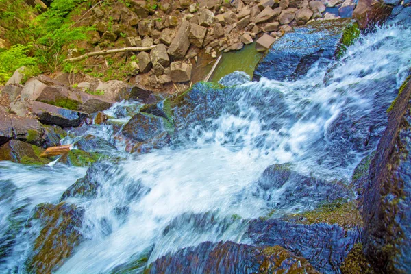 Vista do topo da cachoeira caindo, paisagem florestal com uma cachoeira, onde começa a descida à água . — Fotografia de Stock