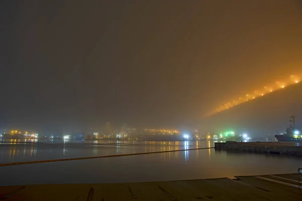 Pont dans le brouillard, au-dessus de la baie . — Photo