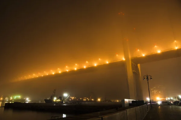Most we mgle, nad zatoką. — Zdjęcie stockowe