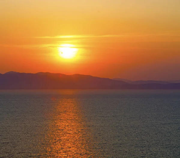 güzel ateşli gün batımı denize