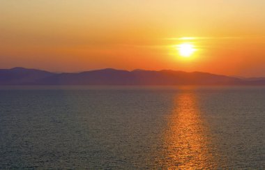 güzel ateşli gün batımı denize