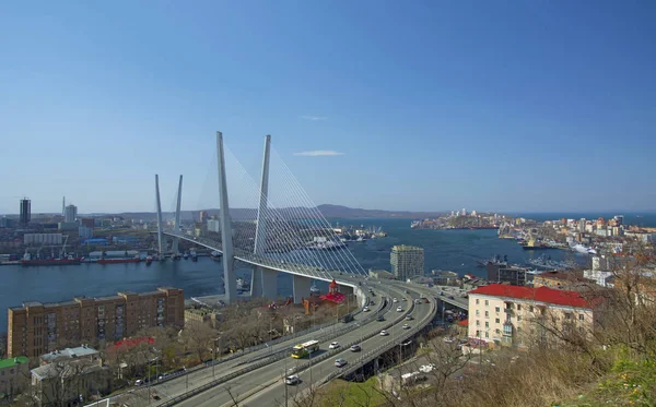 Мост через залив, в портовом городе. солнечный день и цветущая зелень — стоковое фото