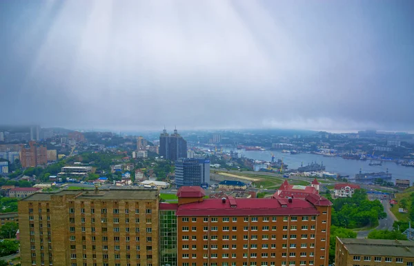 Port stadsutsikt från höjderna, hög Bay stagas bron, tjock dimma. Marine City — Stockfoto