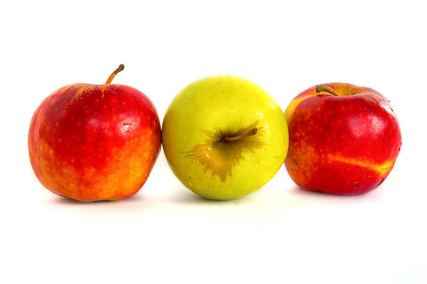 Dojrzałe jabłka na białym tle, izolat, — Zdjęcie stockowe