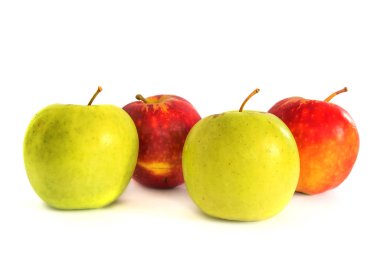 Beyaz bir arka planda, olgun elma izole, 