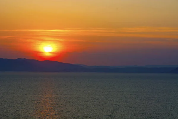 Hermosa puesta de sol ardiente sobre el mar — Foto de Stock