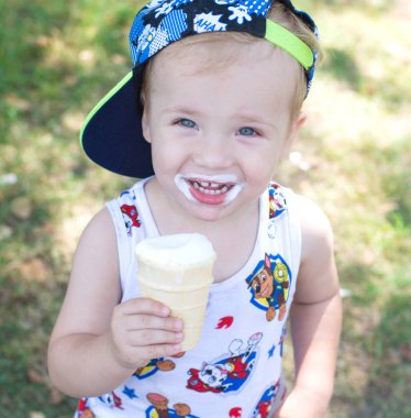 küçük çocuk dondurma yer, bir çocuk dondurma parkta yer.. 