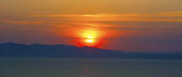 Hermosa puesta de sol ardiente sobre el mar — Foto de Stock
