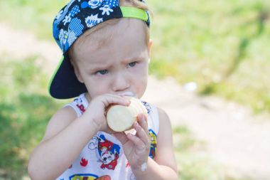 küçük çocuk dondurma yer, bir çocuk dondurma parkta yer.. 